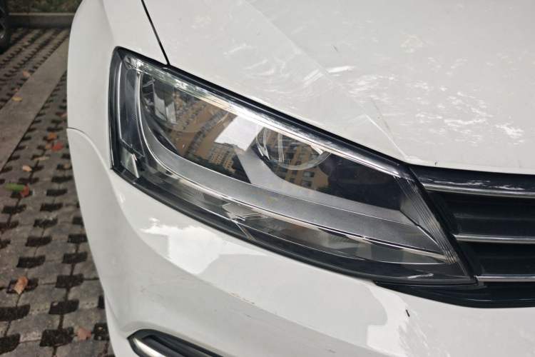 Used Volkswagen Sagitar 2015 1.6L Automatic Comfort Model Right Front Headlight