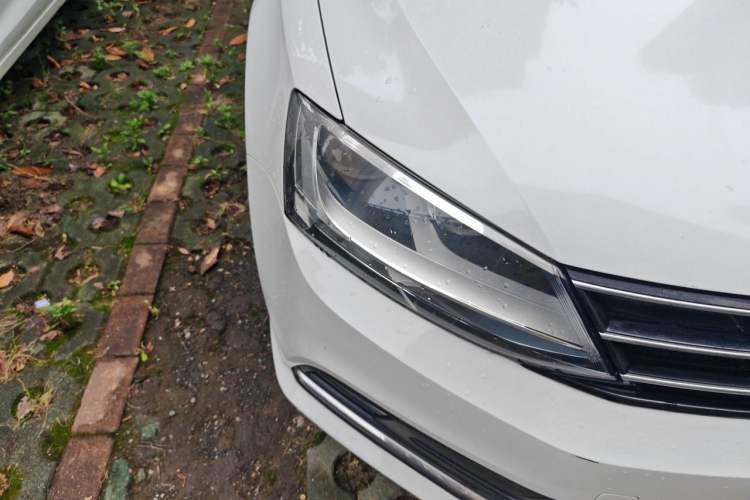 Used Volkswagen Sagitar 2015 230TSI Automatic Comfort Version Right Front Headlight