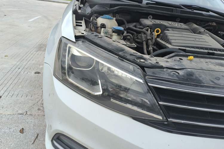 Used Volkswagen Sagitar 2015 230TSI Automatic Comfort Version Right Front Headlight