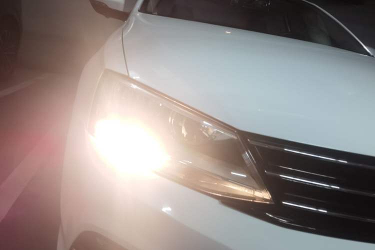 Used Volkswagen Sagitar 2015 230TSI Manual Comfort Version Right Front Headlight