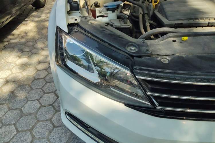 Used Volkswagen Sagitar 2015 230TSI Automatic Comfort Version Right Front Headlight