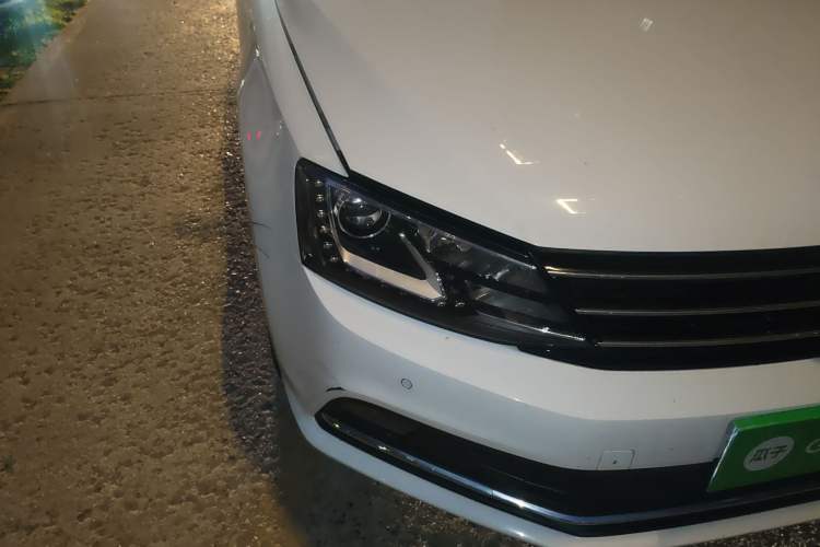 Used Volkswagen Sagitar 2015 230TSI Automatic Luxury Model Right Front Headlight