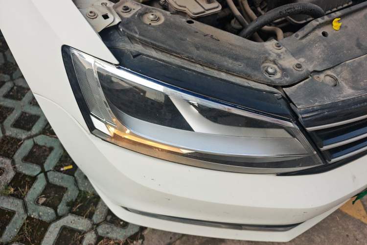 Used Volkswagen Sagitar 2015 230TSI Automatic Comfort Version Right Front Headlight