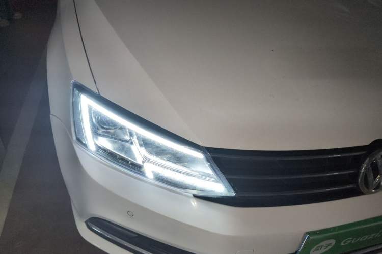 Used Volkswagen Sagitar 2015 230TSI Automatic Luxury Model Right Front Headlight