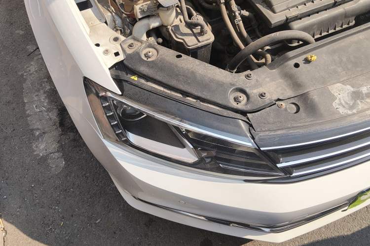 Used Volkswagen Sagitar 2015 230TSI Automatic Luxury Model Right Front Headlight