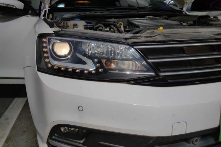 Used Volkswagen Sagitar 2015 280TSI Automatic Flagship Model Right Front Headlight