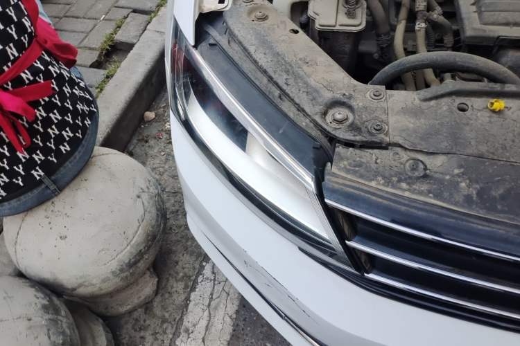 Used Volkswagen Sagitar 2015 230TSI Manual Comfort Version Right Front Headlight