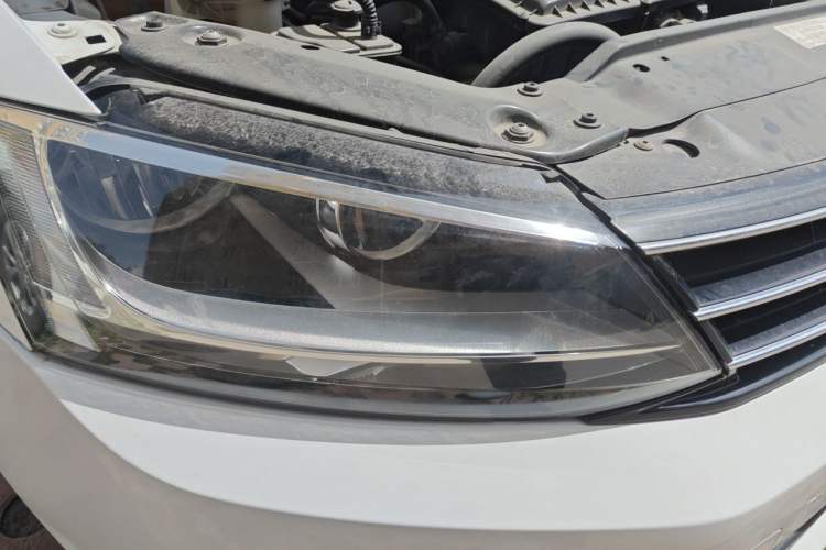 Used Volkswagen Sagitar 2015 1.6L Manual Comfort Model Right Front Headlight