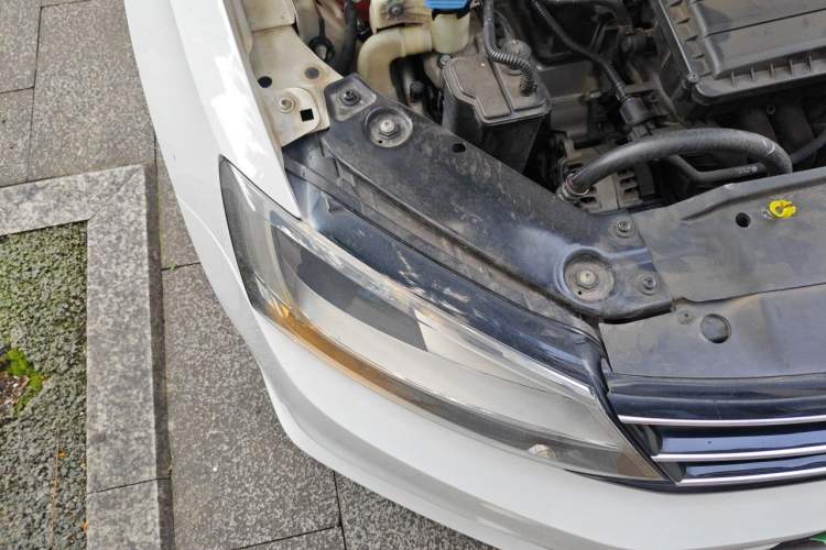 Used Volkswagen Sagitar 2015 1.6L Automatic Comfort Model Right Front Headlight