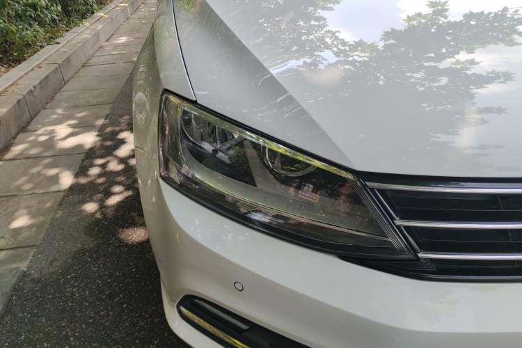 Used Volkswagen Sagitar 2015 230TSI Automatic Luxury Model Right Front Headlight