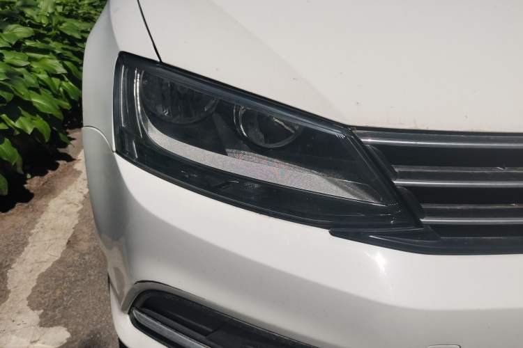 Used Volkswagen Sagitar 2015 1.6L Automatic Comfort Model Right Front Headlight