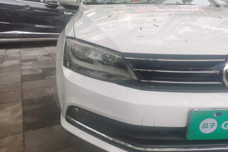 Used Volkswagen Sagitar 2015 230TSI Automatic Luxury Model Right Front Headlight