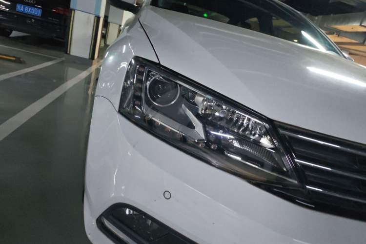 Used Volkswagen Sagitar 2015 230TSI Automatic Luxury Model Right Front Headlight