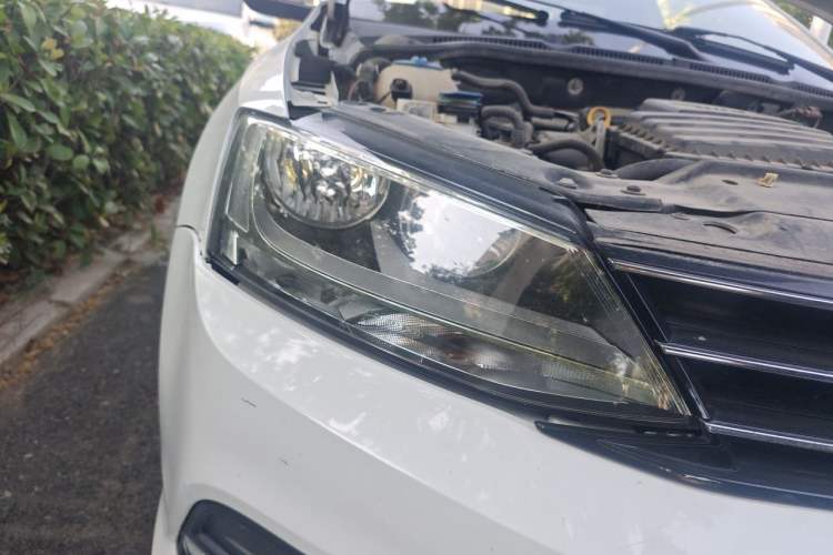 Used Volkswagen Sagitar 2015 1.6L Manual Comfort Model Right Front Headlight
