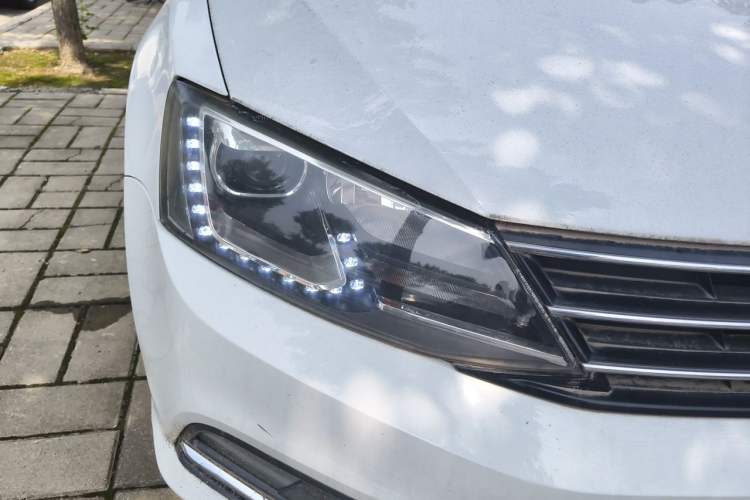 Used Volkswagen Sagitar 2015 1.6L Manual Comfort Model Right Front Headlight