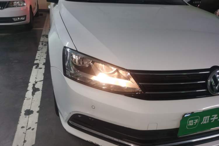 Used Volkswagen Sagitar 2015 230TSI Automatic Luxury Model Right Front Headlight