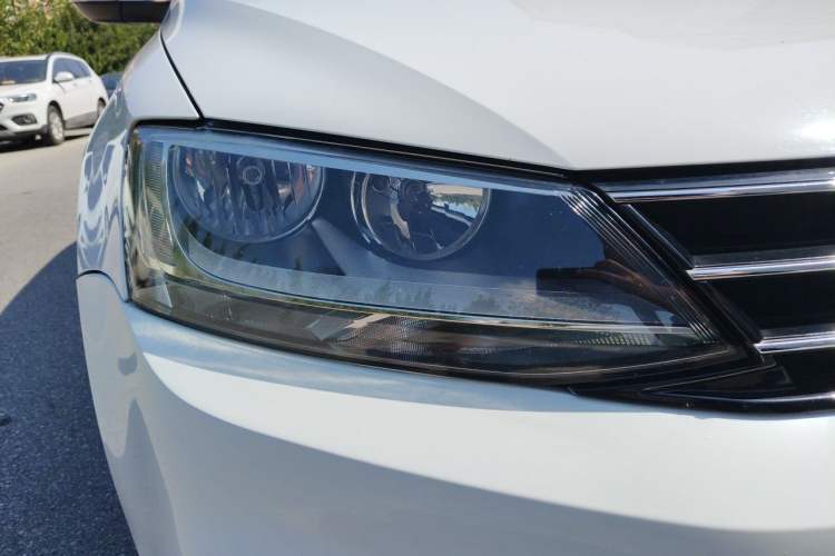 Used Volkswagen Sagitar 2015 230TSI Automatic Comfort Version Right Front Headlight