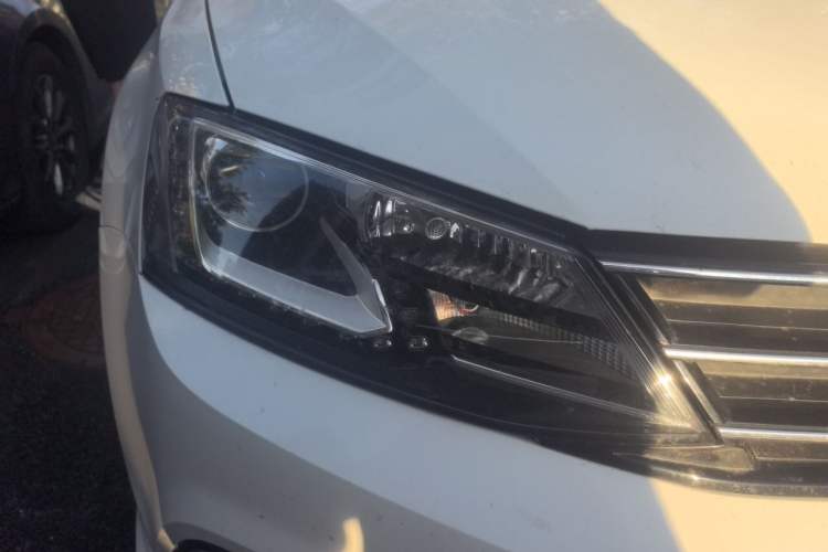 Used Volkswagen Sagitar 2015 230TSI Automatic Comfort Version Right Front Headlight