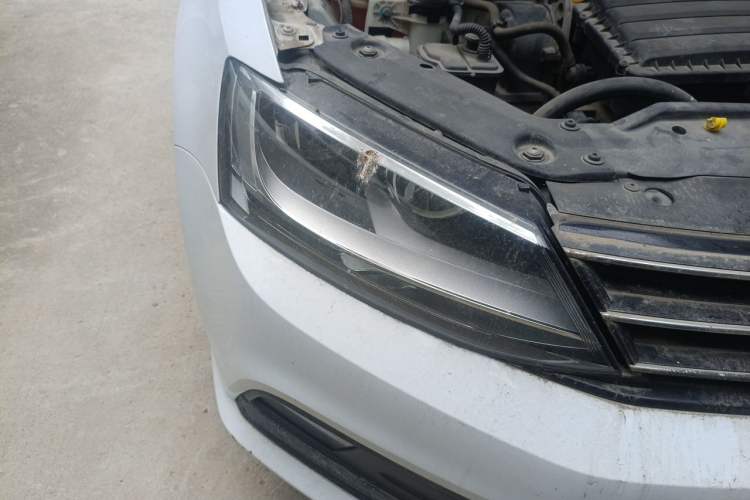 Used Volkswagen Sagitar 2015 1.6L Manual Comfort Model Right Front Headlight