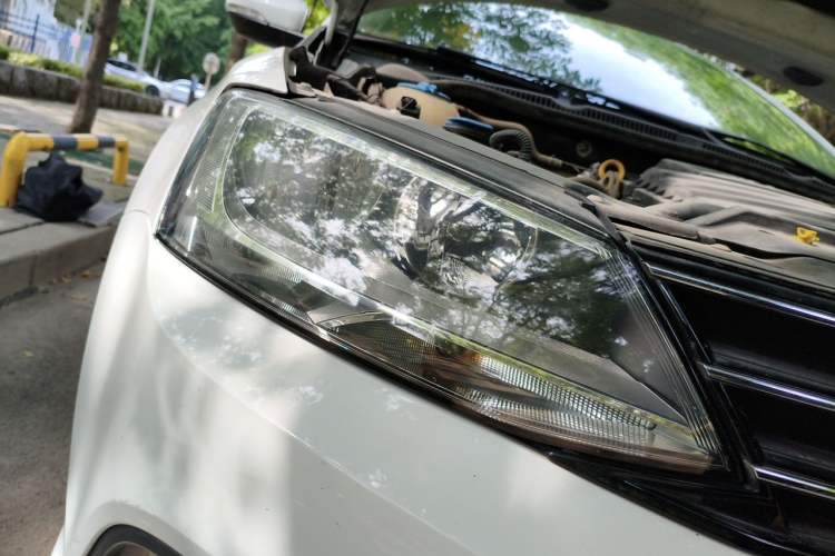 Used Volkswagen Sagitar 2015 1.6L Manual Comfort Model Right Front Headlight
