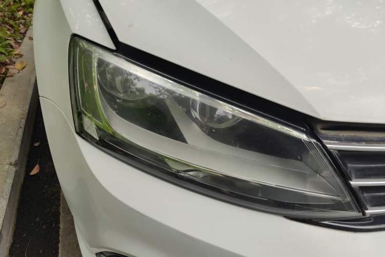 Used Volkswagen Sagitar 2015 230TSI Manual Comfort Version Right Front Headlight