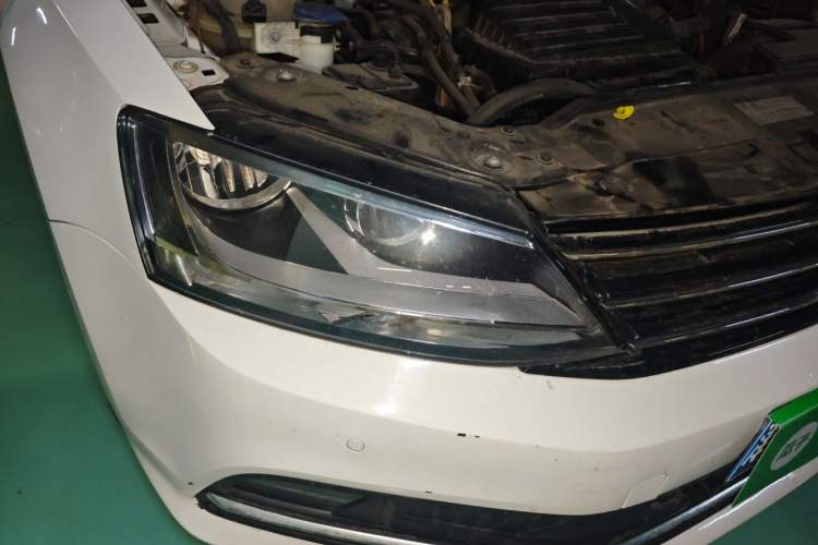 Used Volkswagen Sagitar 2015 230TSI Automatic Luxury Model Right Front Headlight