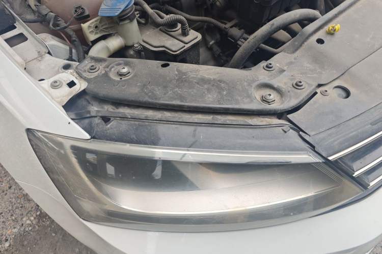 Used Volkswagen Sagitar 2015 1.6L Manual Comfort Model Right Front Headlight