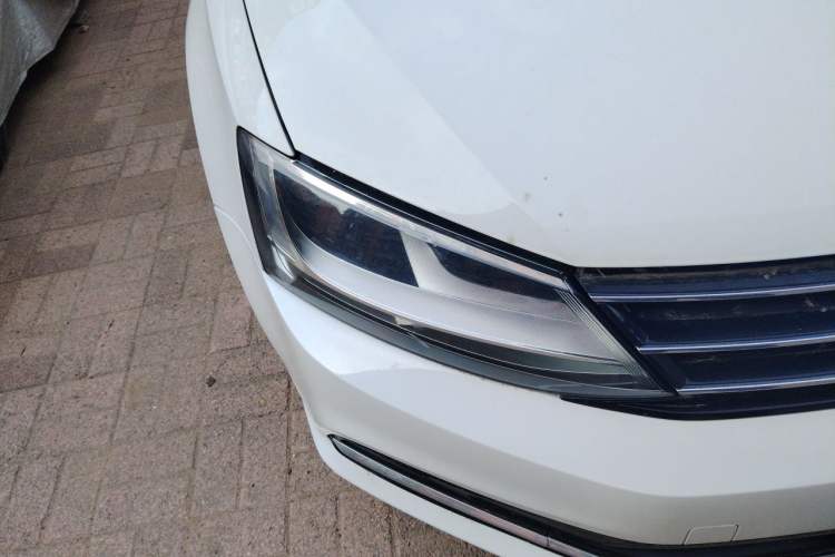 Used Volkswagen Sagitar 2015 230TSI Automatic Comfort Version Right Front Headlight