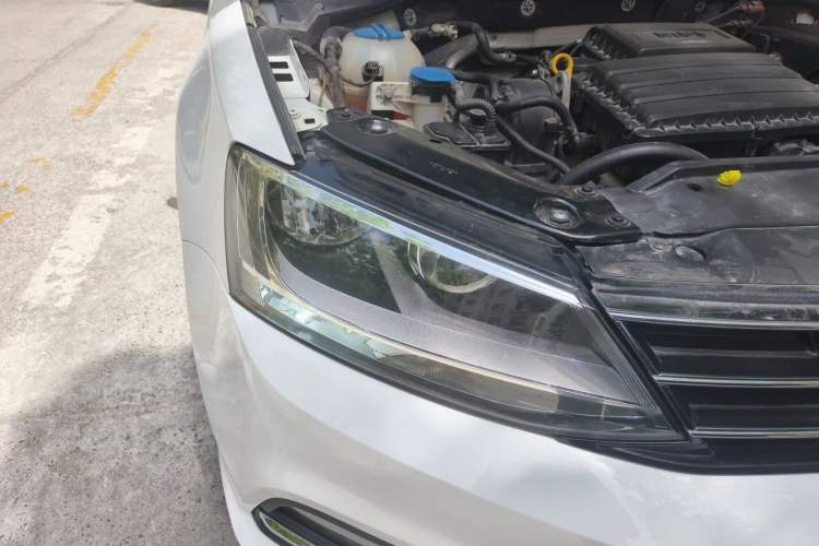 Used Volkswagen Sagitar 2015 1.6L Automatic Comfort Model Right Front Headlight
