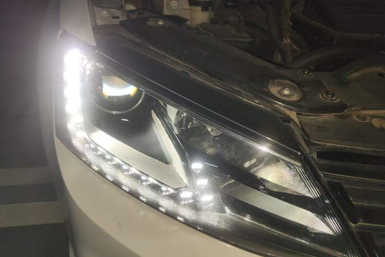 Used Volkswagen Sagitar 2015 230TSI Automatic Comfort Version Right Front Headlight