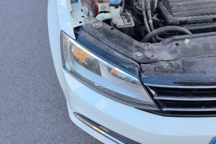Used Volkswagen Sagitar 2015 230TSI Manual Comfort Version Right Front Headlight