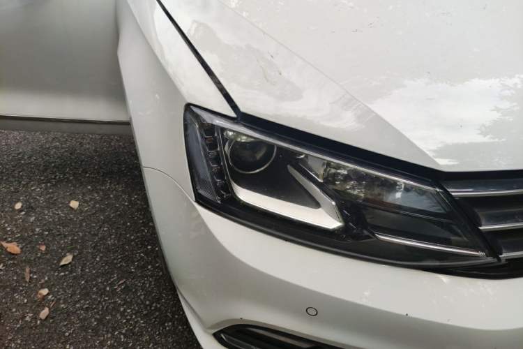 Used Volkswagen Sagitar 2015 230TSI Automatic Luxury Model Right Front Headlight