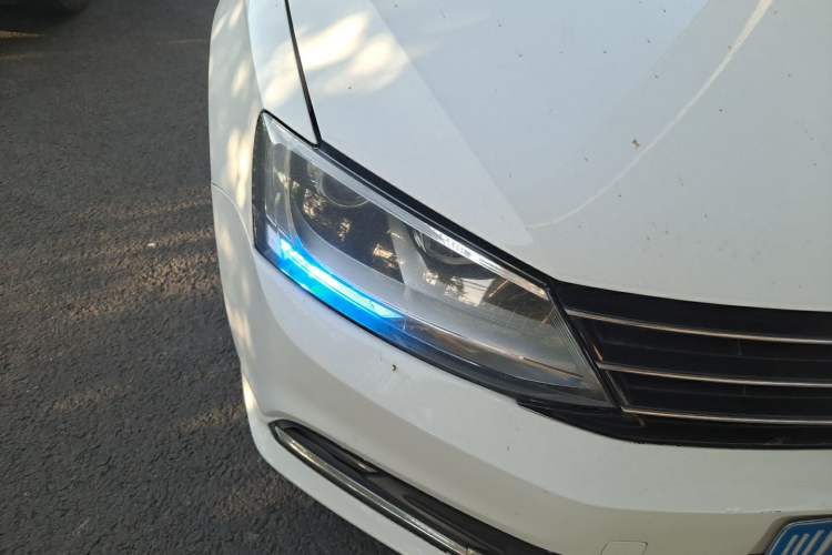 Used Volkswagen Sagitar 2015 230TSI Automatic Comfort Version Right Front Headlight