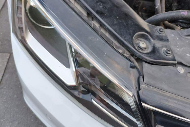 Used Volkswagen Sagitar 2015 230TSI Automatic Luxury Model Right Front Headlight