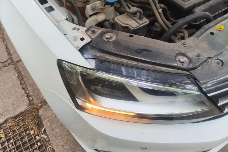 Used Volkswagen Sagitar 2015 230TSI Automatic Luxury Model Right Front Headlight