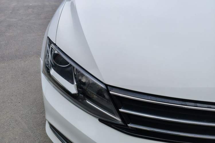 Used Volkswagen Sagitar 2015 230TSI Automatic Comfort Version Right Front Headlight