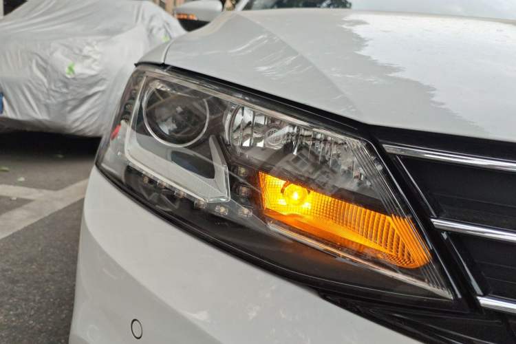 Used Volkswagen Sagitar 2015 230TSI Automatic Luxury Model Right Front Headlight