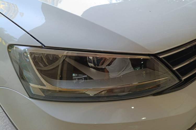 Used Volkswagen Sagitar 2015 230TSI Automatic Luxury Model Right Front Headlight