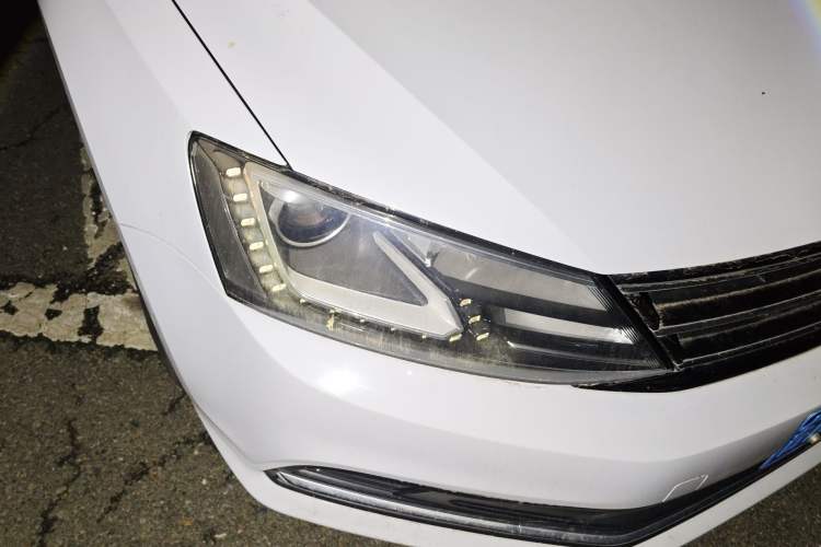 Used Volkswagen Sagitar 2015 230TSI Automatic Comfort Version Right Front Headlight