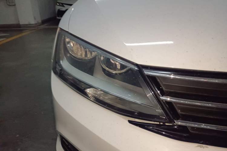 Used Volkswagen Sagitar 2015 1.6L Automatic Comfort Model Right Front Headlight