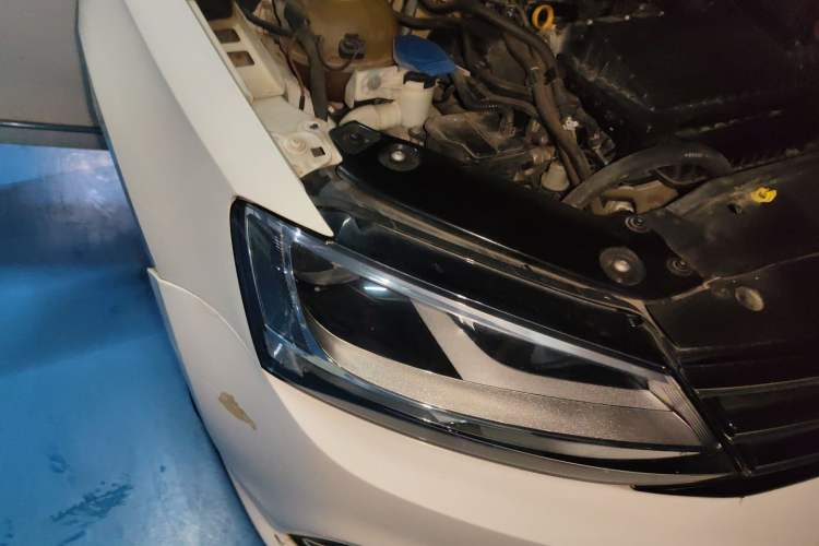 Used Volkswagen Sagitar 2015 230TSI Automatic Comfort Version Right Front Headlight