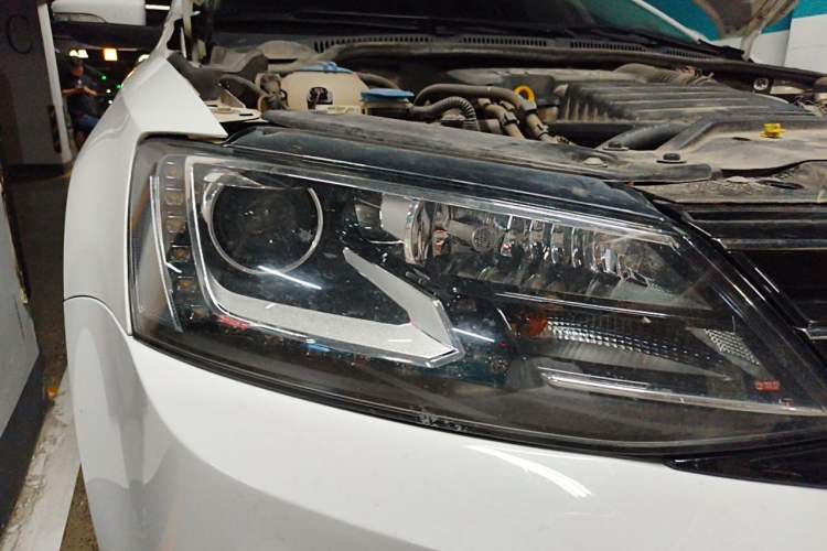 Used Volkswagen Sagitar 2015 230TSI Automatic Comfort Version Right Front Headlight