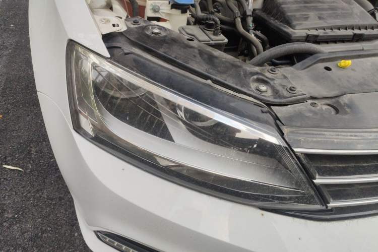 Used Volkswagen Sagitar 2015 230TSI Manual Comfort Version Right Front Headlight