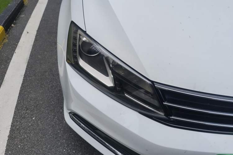 Used Volkswagen Sagitar 2015 230TSI Automatic Comfort Version Right Front Headlight