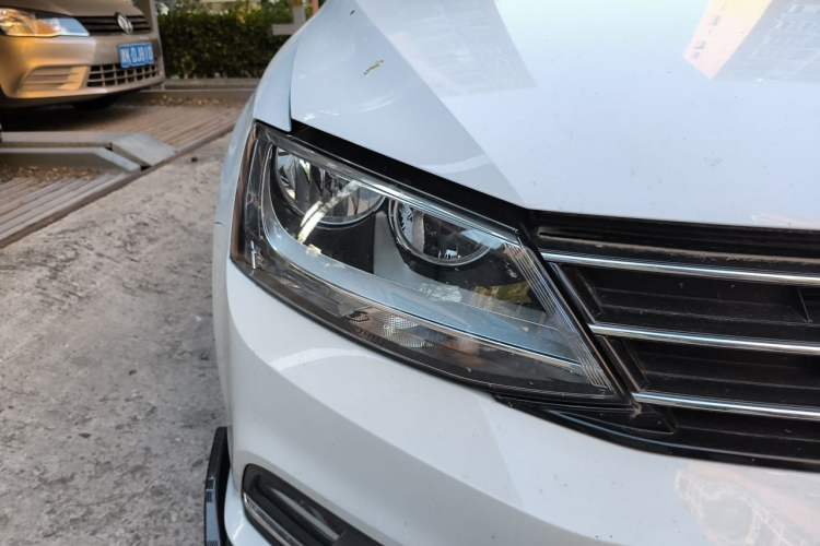 Used Volkswagen Sagitar 2015 230TSI Automatic Comfort Version Right Front Headlight