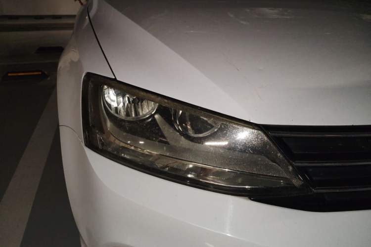 Used Volkswagen Sagitar 2015 1.6L Manual Comfort Model Right Front Headlight