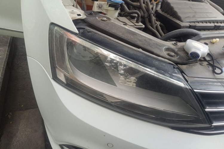 Used Volkswagen Sagitar 2015 230TSI Manual Luxury Edition Right Front Headlight