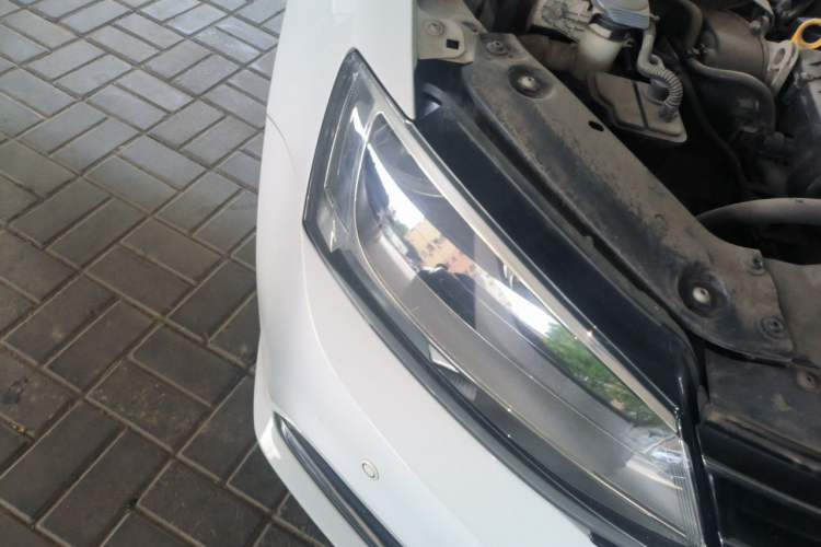 Used Volkswagen Sagitar 2015 1.6L Manual Comfort Model Right Front Headlight