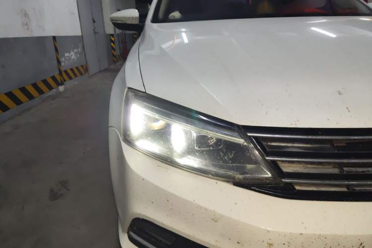 Used Volkswagen Sagitar 2015 230TSI Manual Comfort Version Right Front Headlight