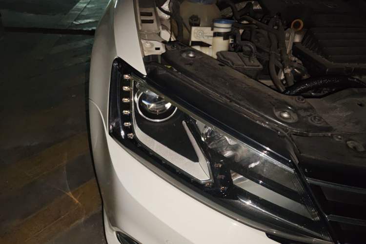 Used Volkswagen Sagitar 2015 230TSI Automatic Luxury Model Right Front Headlight